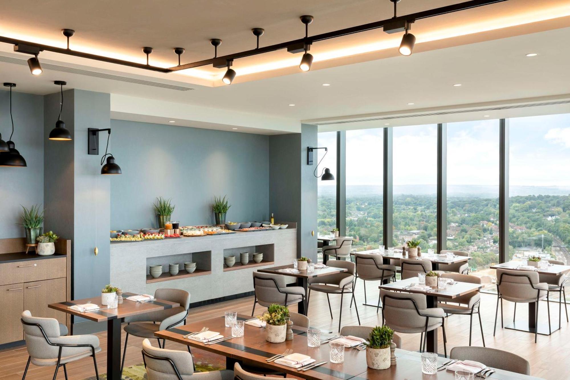 Hilton Woking Exterior foto