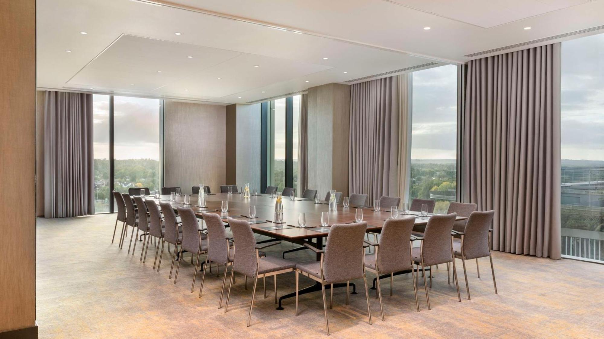 Hilton Woking Exterior foto