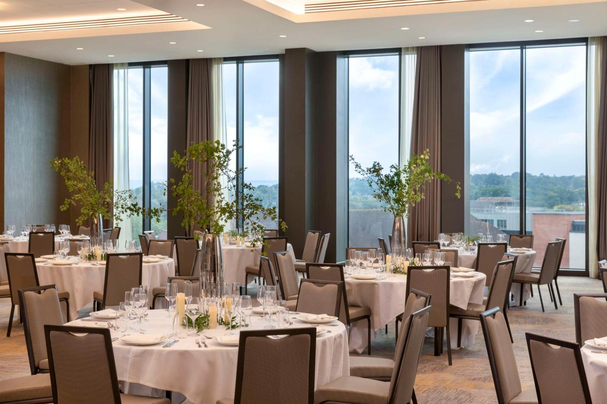 Hilton Woking Exterior foto
