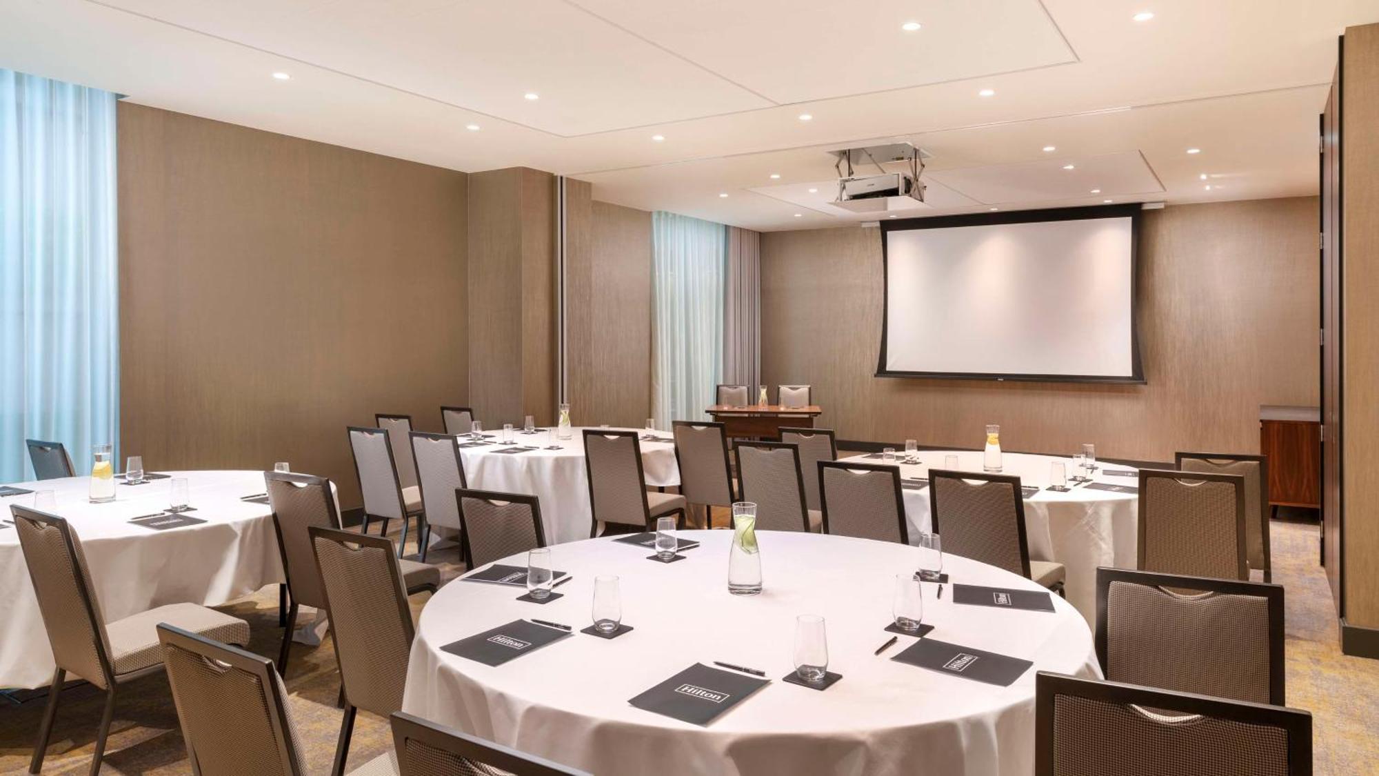 Hilton Woking Exterior foto