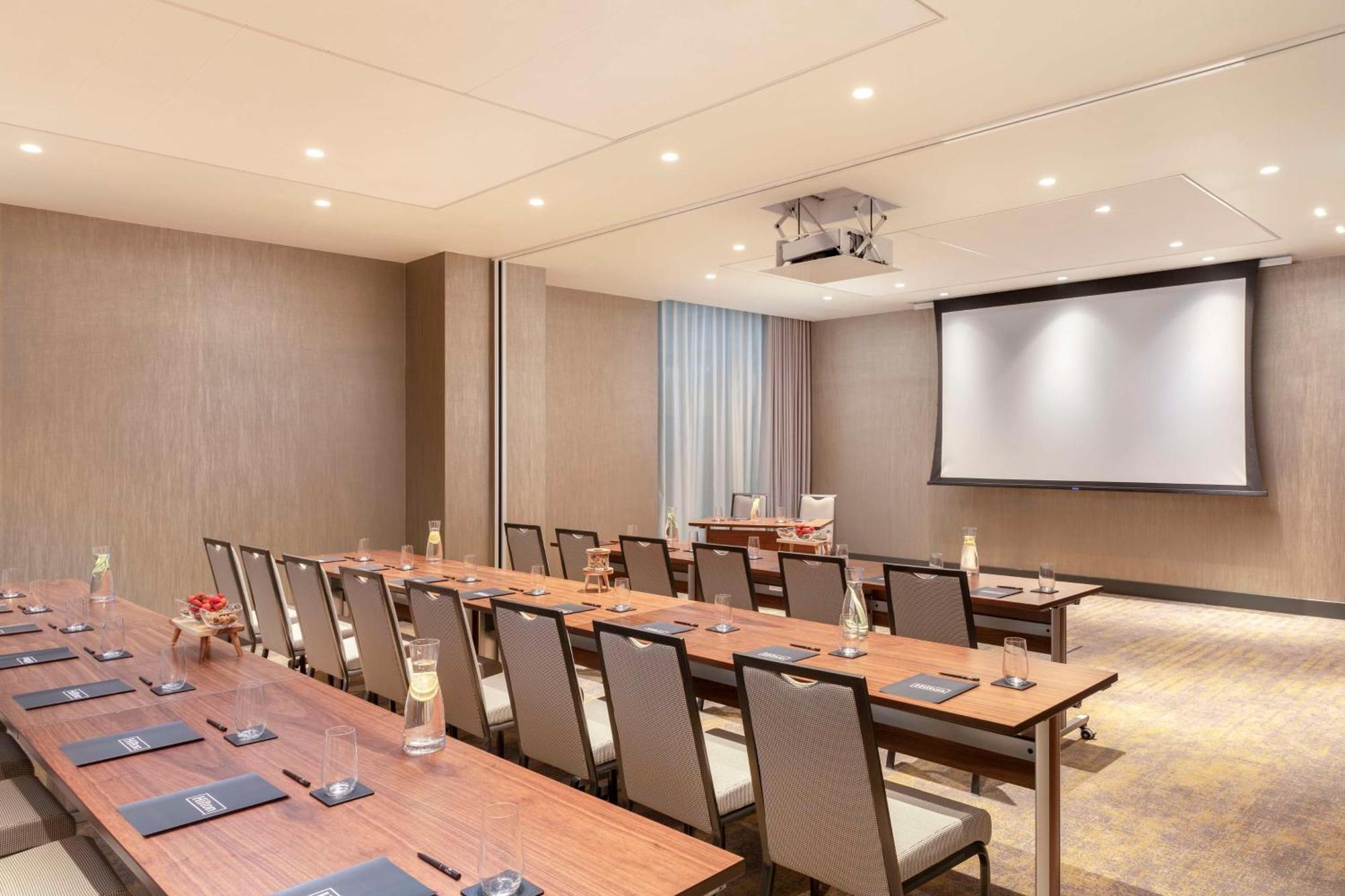 Hilton Woking Exterior foto