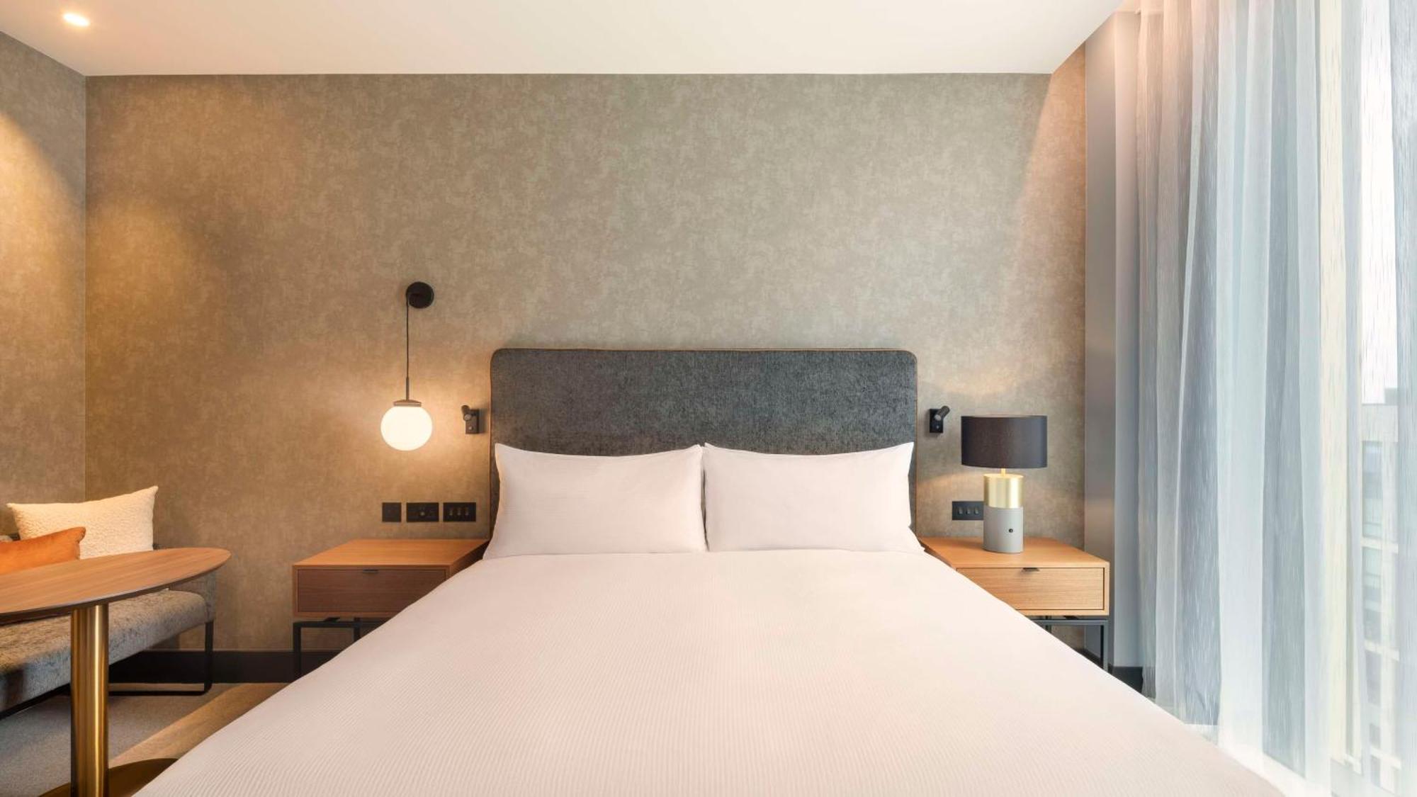 Hilton Woking Exterior foto