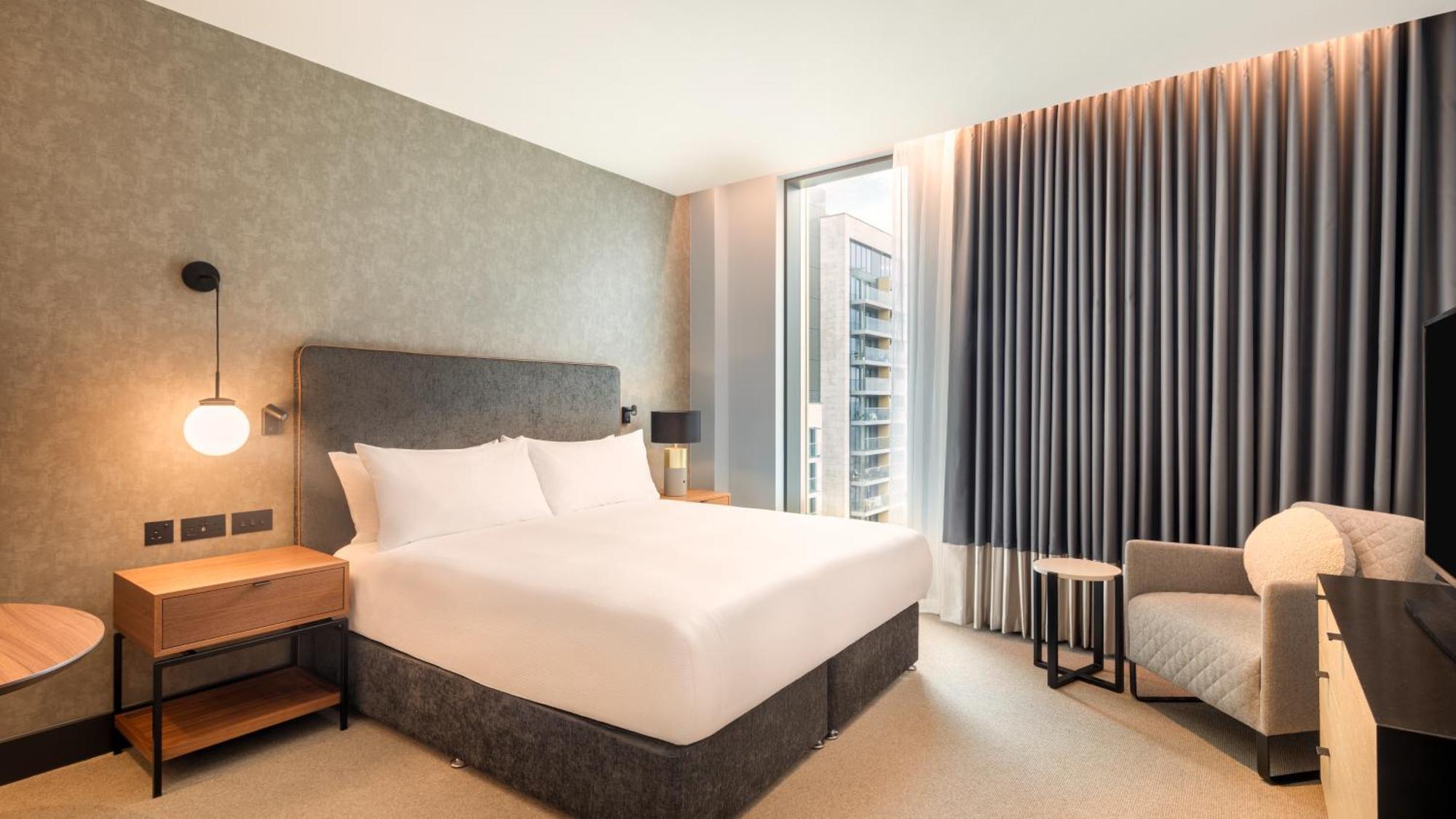 Hilton Woking Exterior foto